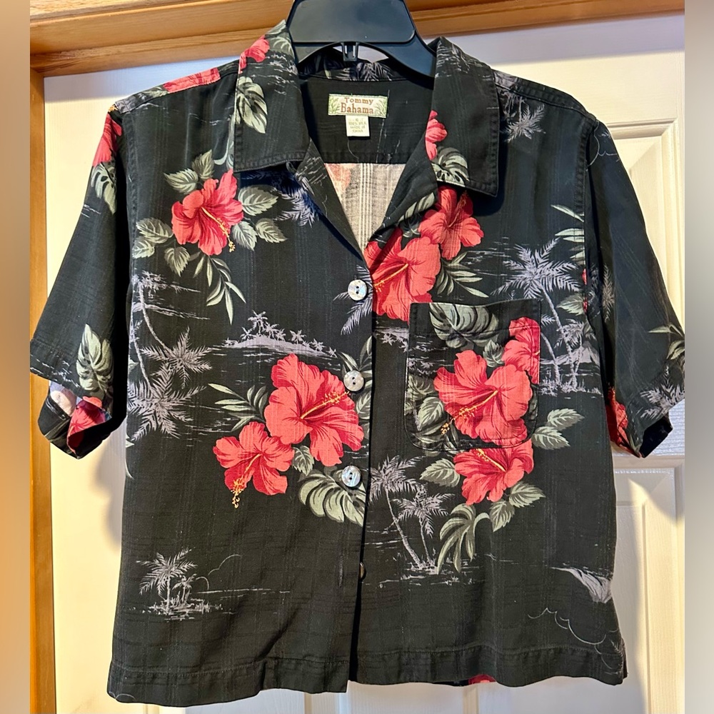 Woman S silk Tommy Bahama short sleeve blouse.